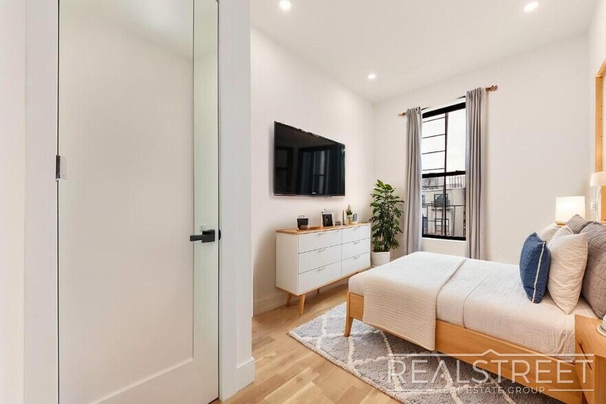 Building Photo - Marconi Place