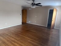 Building Photo - Spacious 2nd floor 3 Bedroom Apartment