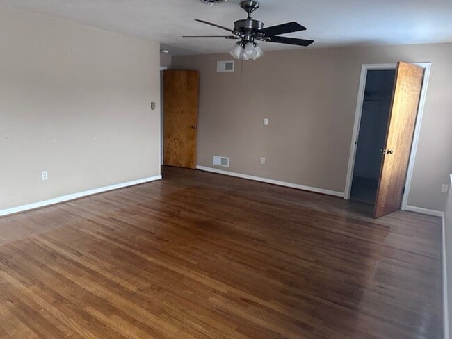 Primary Photo - Spacious 2nd floor 3 Bedroom Apartment