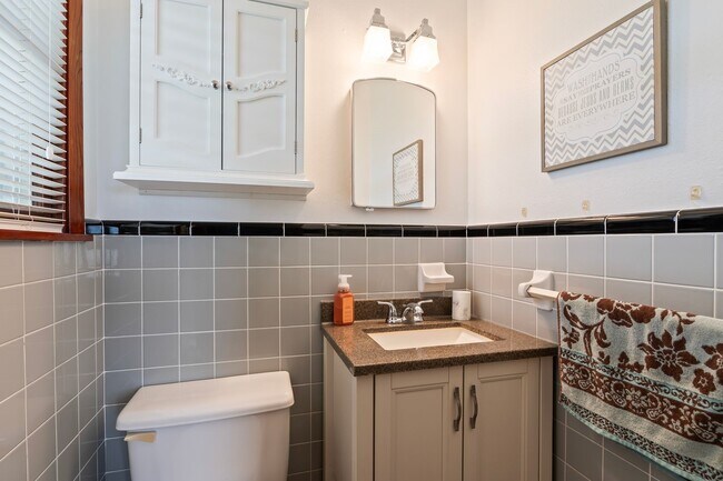 Building Photo - 6728 Avenue Q