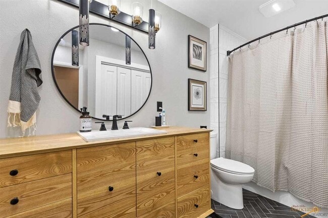 Building Photo - Price reduction on this beautiful family home with the best views in the city!  $3950/mo!!