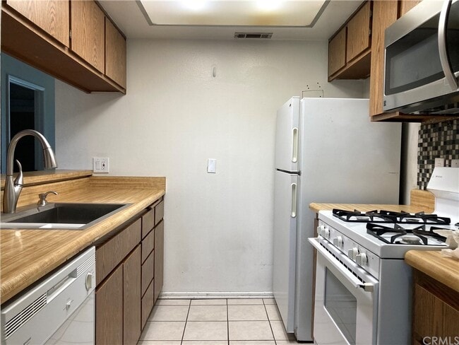 Building Photo - 5484 Dobbs St