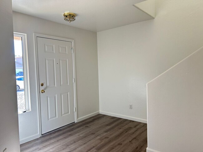 Building Photo - Stunning 4 Bedroom Remodel in Harbor Shores