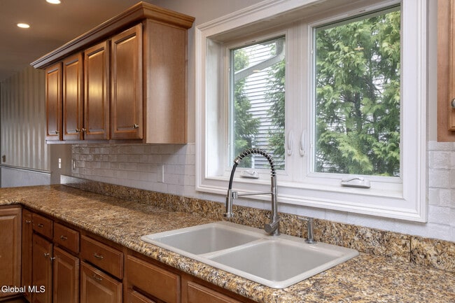 Building Photo - 949 Hudson Ave