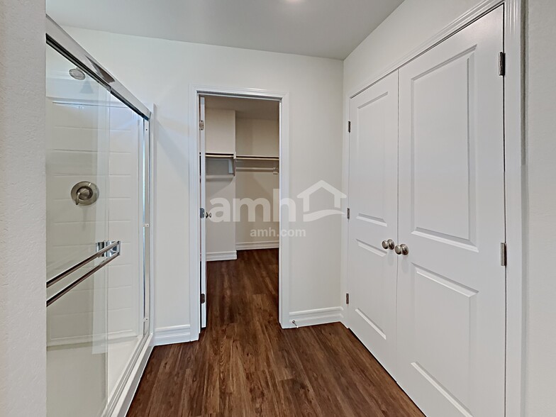 Building Photo - 5884 Petronius St