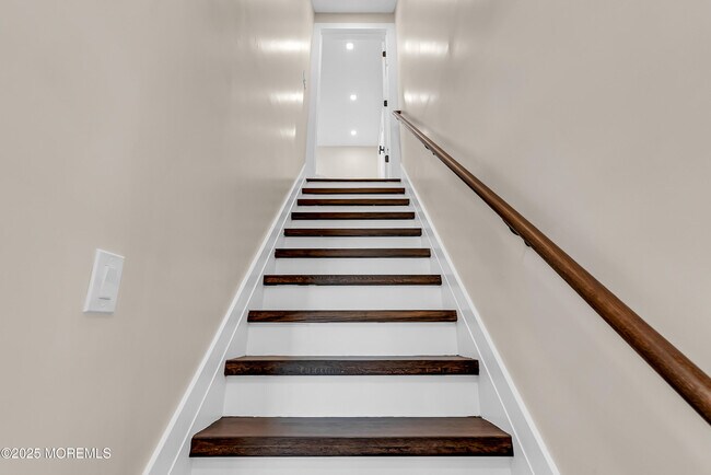 Building Photo - 320 Silver Lagoon Dr