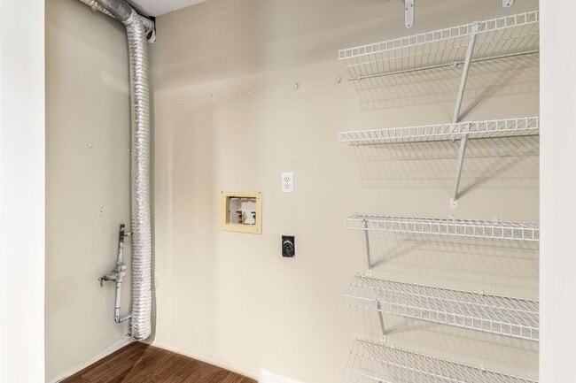 Building Photo - Great Location 2nd Floor Condo