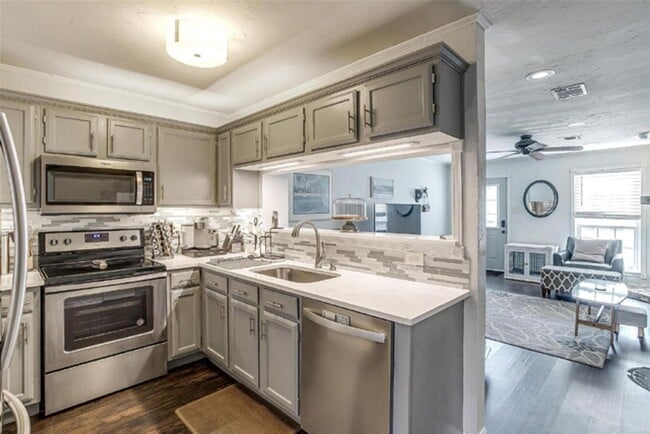Building Photo - MOVE IN SPECIAL 3rd month FREE - Lovely 2-...
