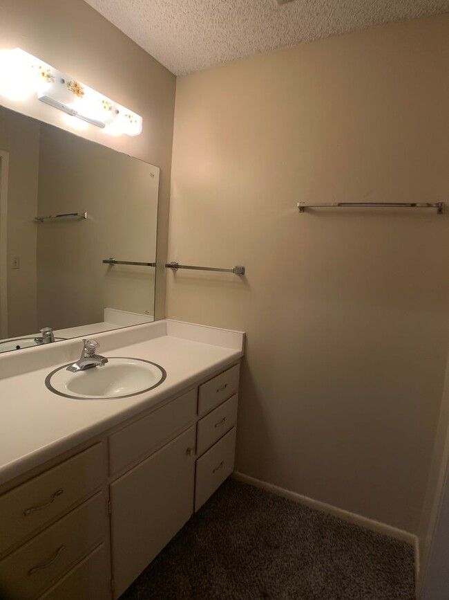 Building Photo - 2/2 Apartment on The Hill! Minutes from La...