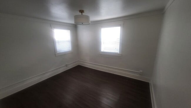 Building Photo - KK-137
