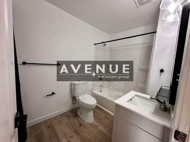 Building Photo - 5931 Maple Ave