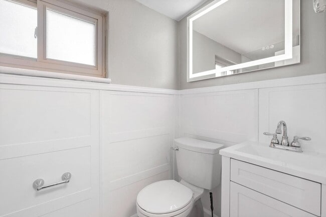 Building Photo - Charming 4-Bedroom Home in Desirable Neigh...