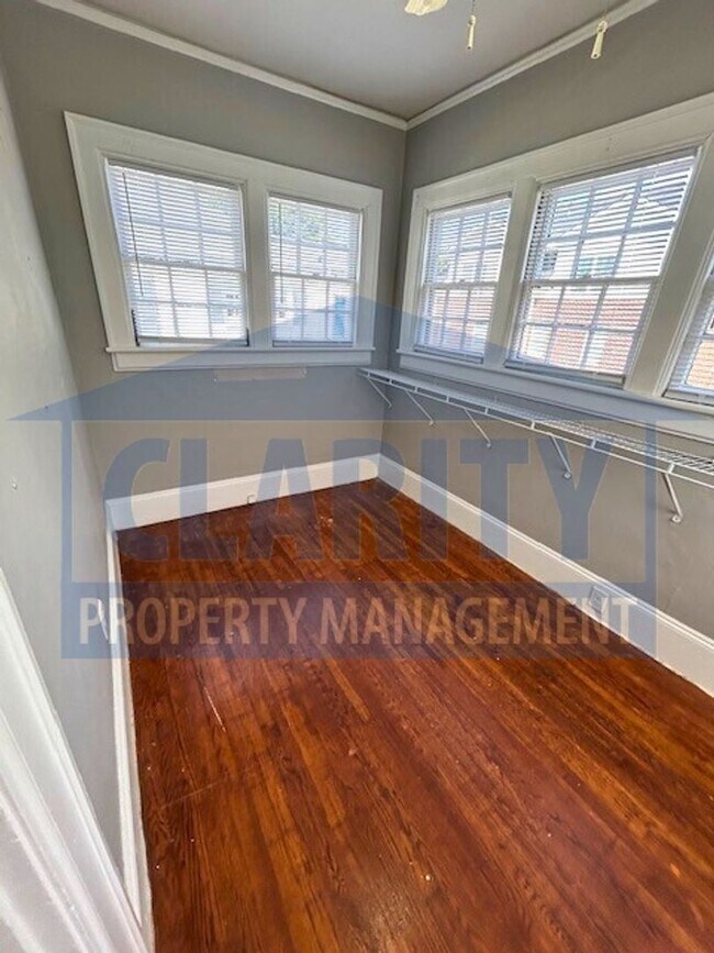 Building Photo - Two bedroom home in historic downtown Clev...