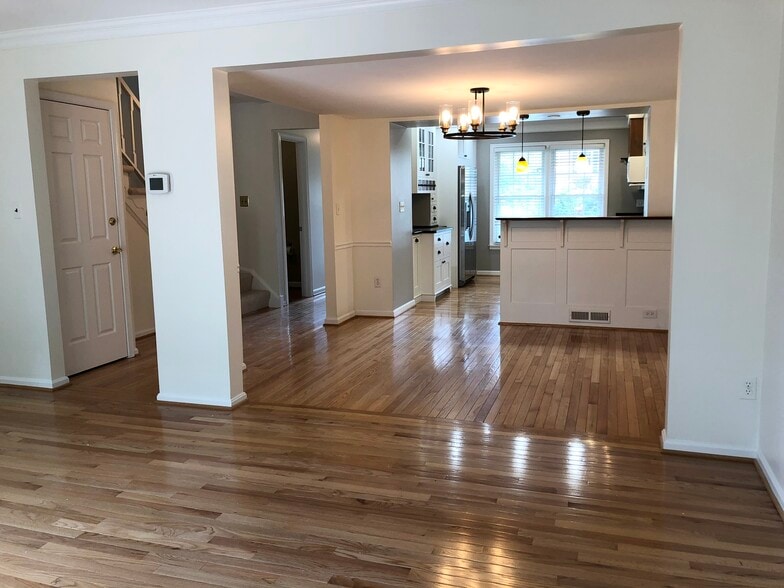 Building Photo - 10 Donagh Ct