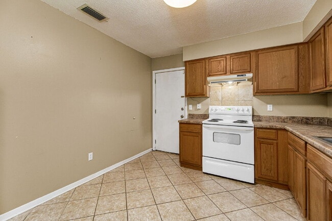 Building Photo - Experience the charm of this fabulous dupl...