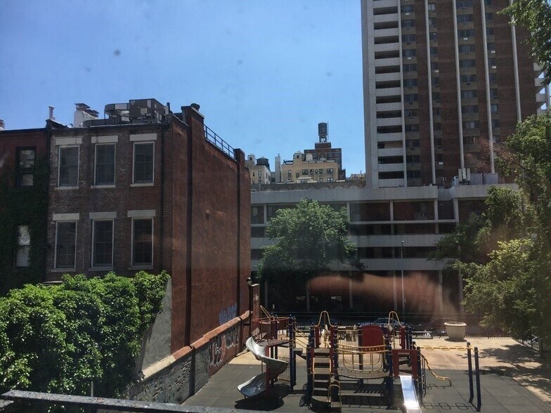 Building Photo - 174 W 89th St