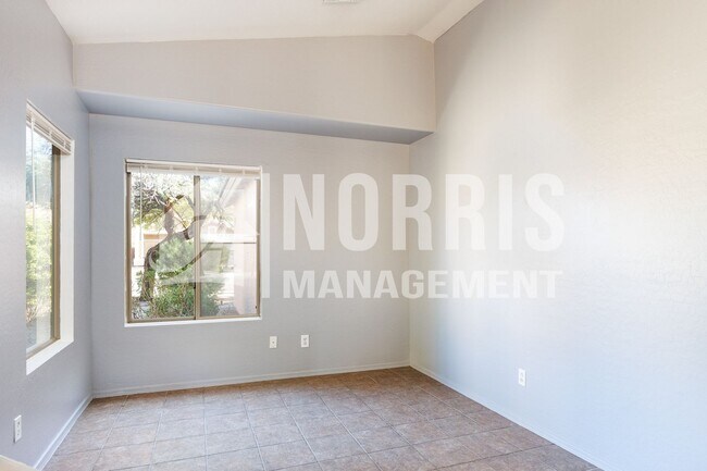 Building Photo - Great Home Located in Town with a Pool