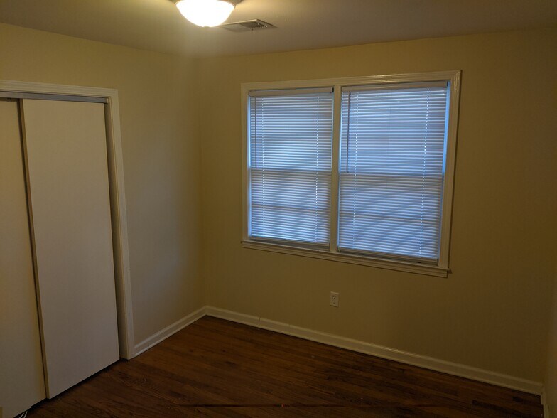 Building Photo - 1527 Brookbank Ave