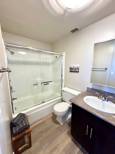 Building Photo - 633 Cowper St