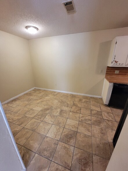 Building Photo - 104 E Truman Ave