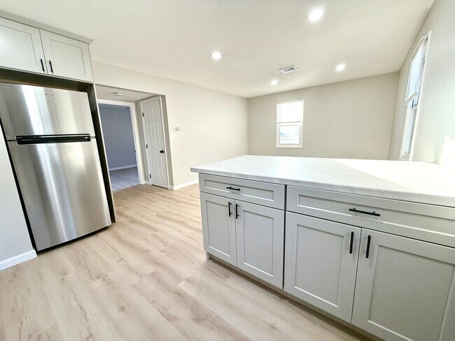 Building Photo - 1063 Tacoma St