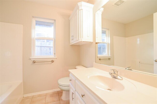 Building Photo - 2100 NE 4th St