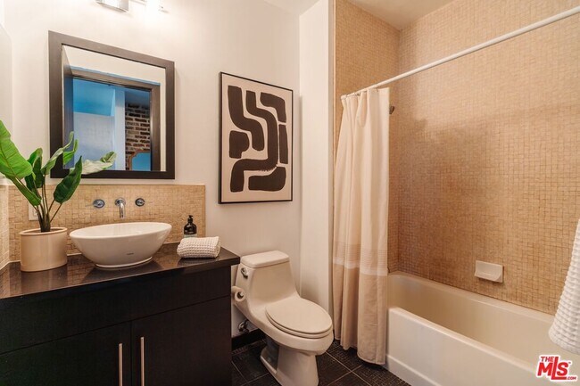 Building Photo - 655 S Hope St