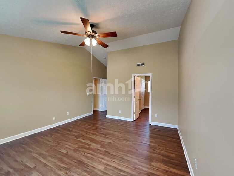 Building Photo - 6012 Mountview Dr