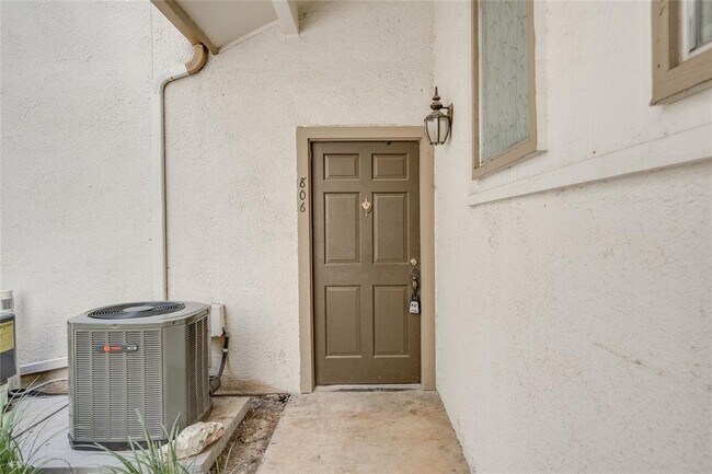 Building Photo - 6910 Hart Ln