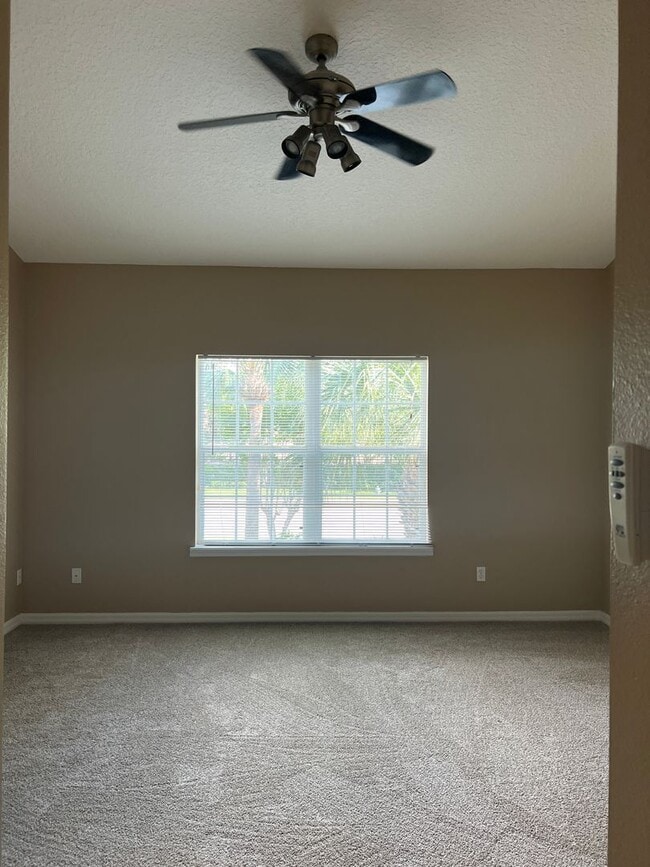 Building Photo - 2/2.5 Townhome in desirable Barclay Reserve!