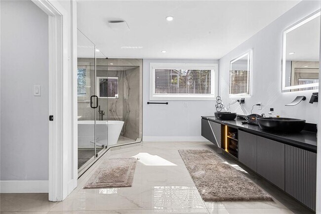 Building Photo - 915 Lost Forest Dr NW