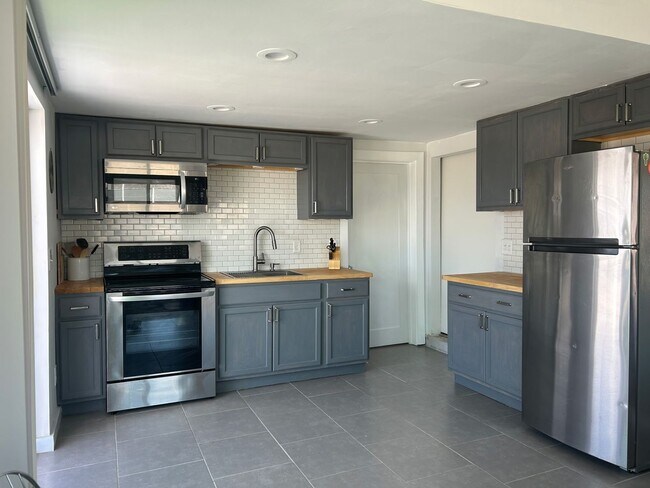Building Photo - GORGEOUS 2 BED 2 BATH HOME WITH 1 BED 1 BA...