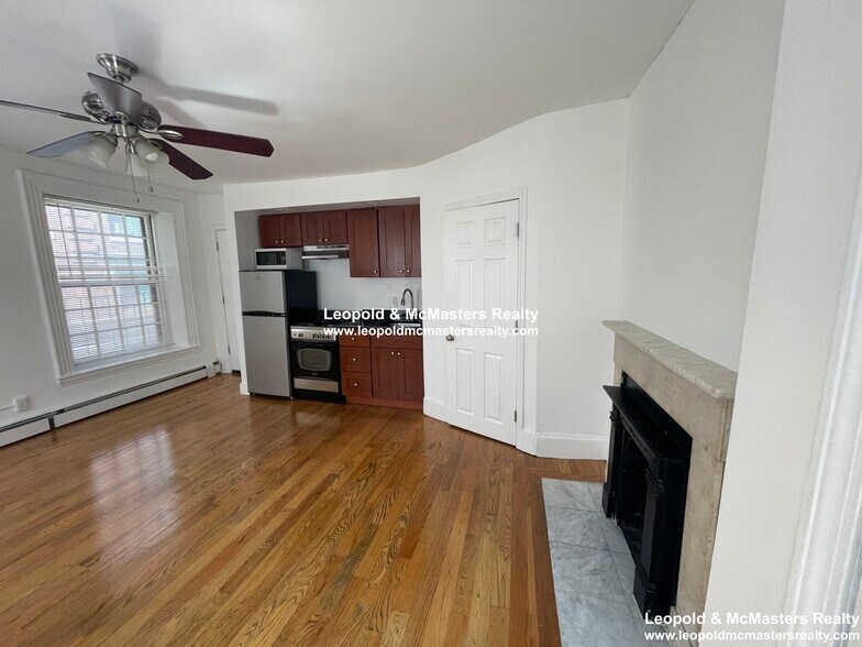 Building Photo - 22 Joy St