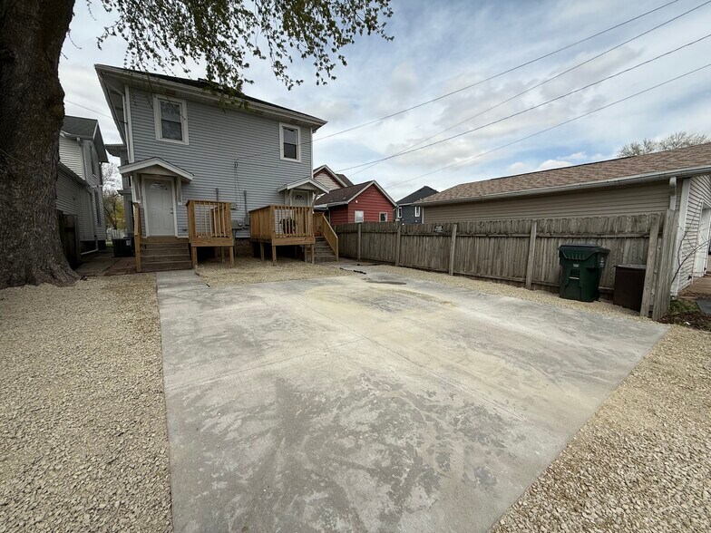 Building Photo - 810 E 8th St