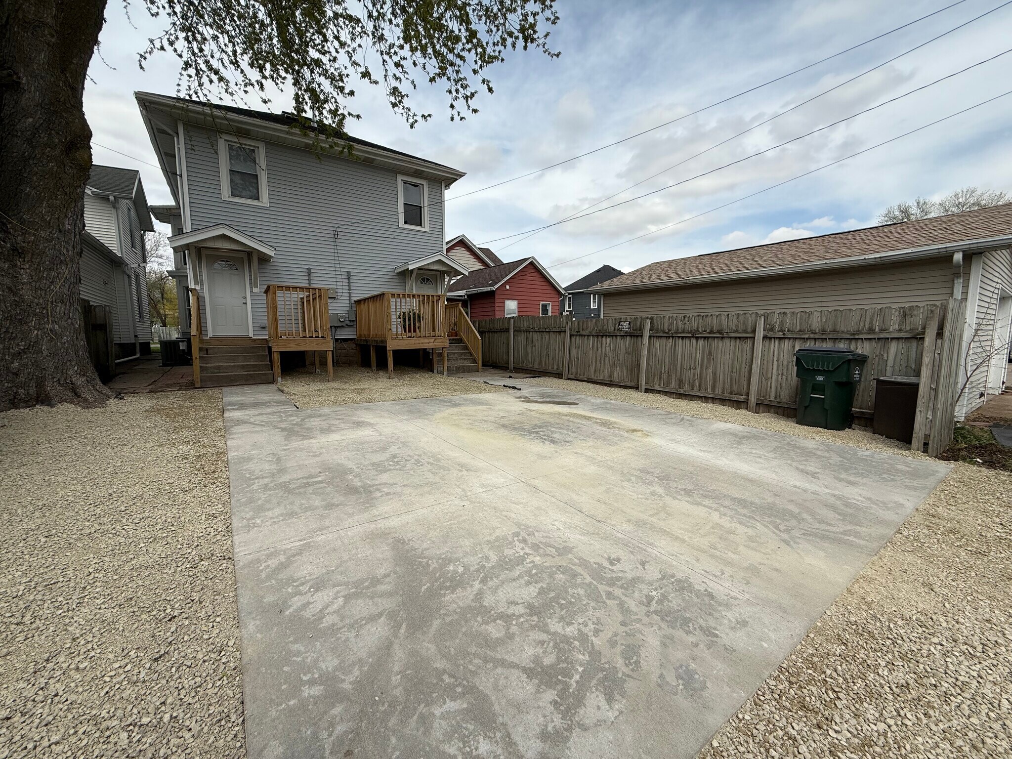 Building Photo - 810 E 8th St