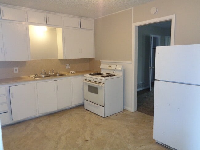 Building Photo - Affordable Duplex Unit