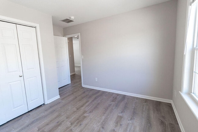 Building Photo - 1924 Center St