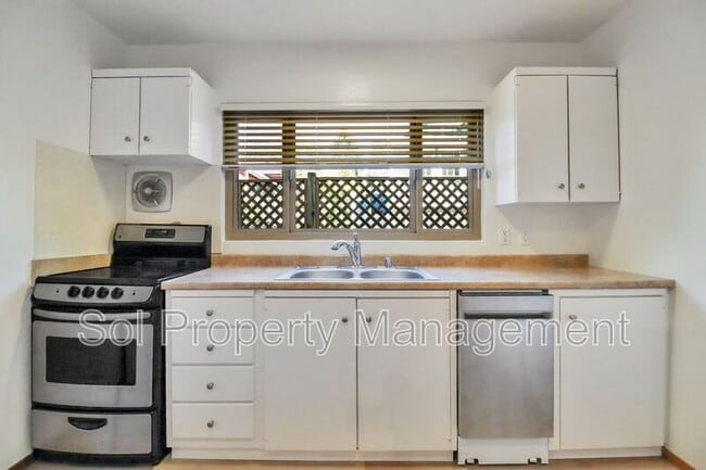 Building Photo - 5 Treanor St