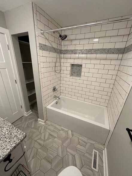 Hall Bath w/Deep Tub - 4737 E Circle Dr NW