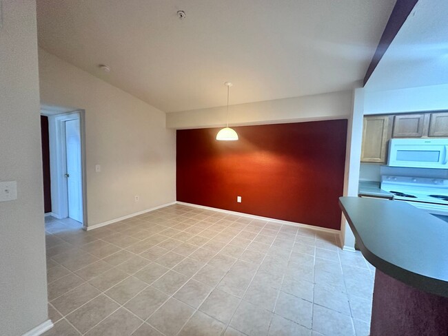 Building Photo - Spacious 1B/1B Unfurnished Condo near Beac...