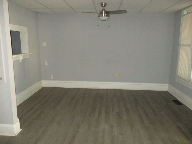 Building Photo - Rent Special - $300 off first month's rent