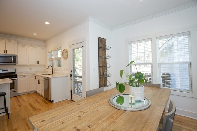 Building Photo - Charming Cottage in DOWNTOWN Southern Pines