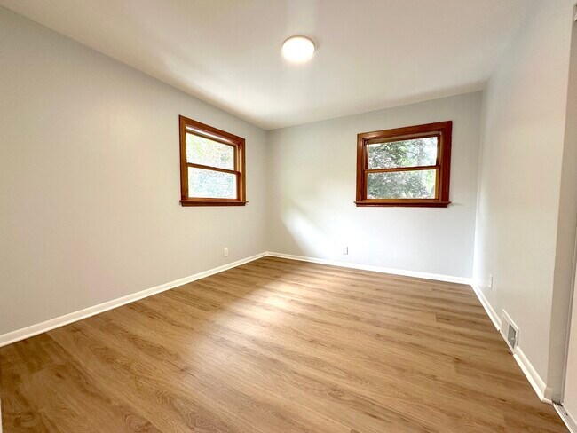 Building Photo - 1007 Pine St