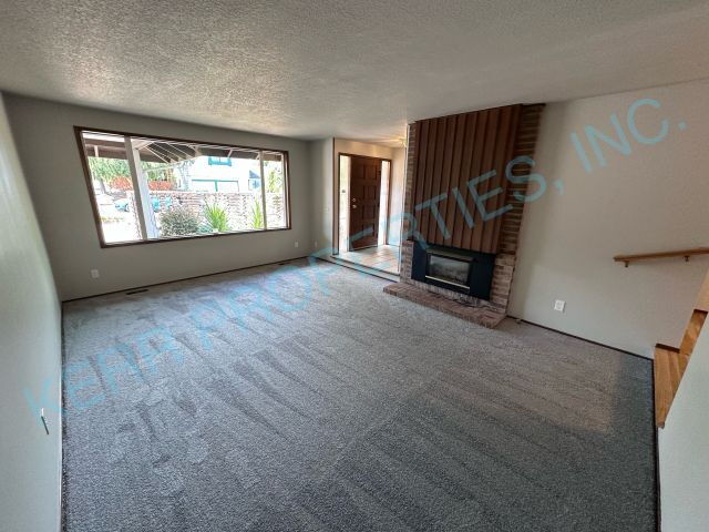 Building Photo - Charming 3-Bed, 2-Bath Haven in Portland's NE Heart, 1615 Sq Ft of Comfort!