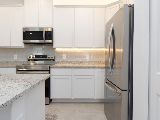 Building Photo - Move in now with zero deposit! This stunni...