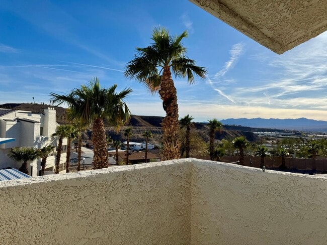 Building Photo - Stunning Remodeled 3-Bed Condo with River & Casino Views!