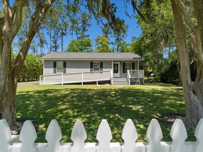 Building Photo - Charming 3 Bedroom Renovated Retreat: Cozy...