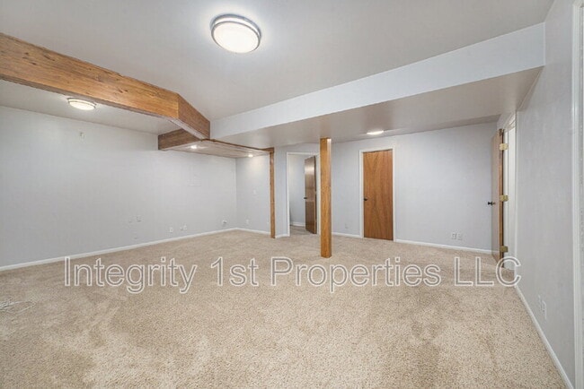 Building Photo - 6410 NW Hilldale Dr