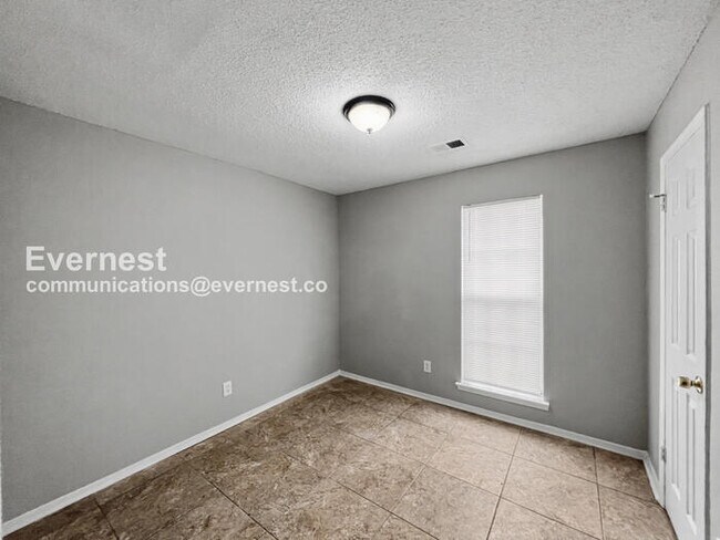 Building Photo - Limited Time Special Offer / 3 Bed, 2 Bath Home with Off-Street Parking / Pet-Friendly / Coming S...