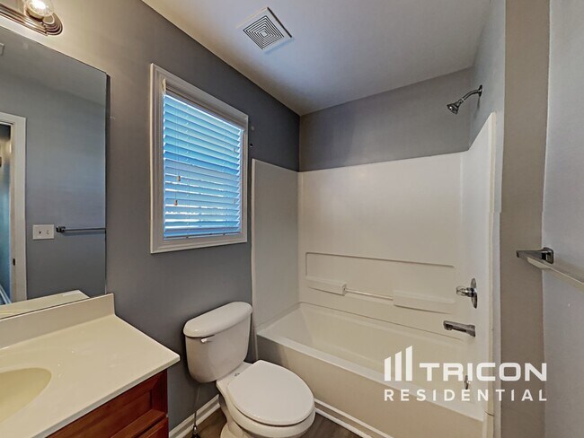 Building Photo - 247 Lantana Dr